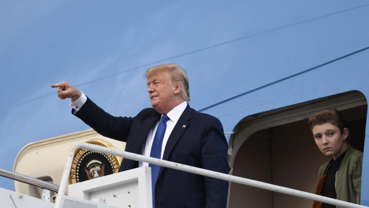 Die Aufnahme zeigt Barron Trump mit seinem Vater Donald Trump. (Foto)