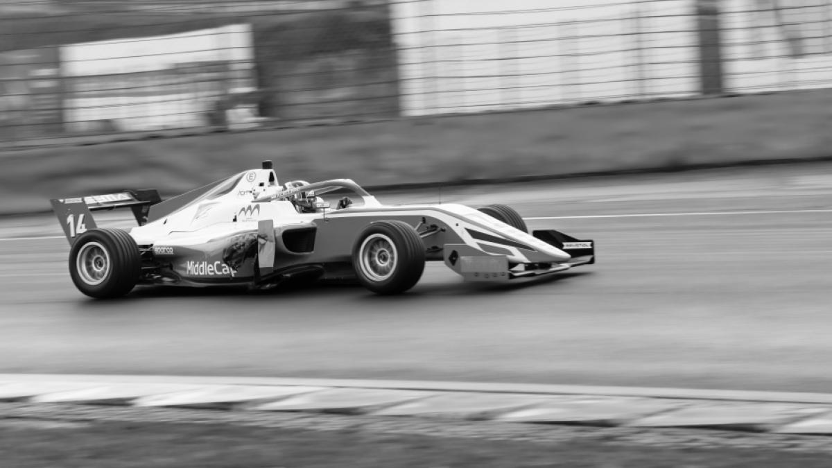 Die Motorsportwelt trauert um den 18 Jahre alte Rennfahrer Dilano van't Hoff. (Foto)