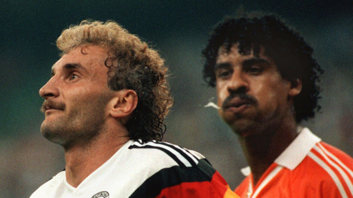 Unsch&ouml;ne Episode aus der Fu&szlig;ballgeschichte: Rudi V&ouml;ller wird von Frank Rijkaard angespuckt. (Foto)