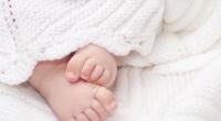 Eine Frau bringt ein falsches Baby auf die Welt.