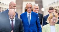 Bundeskanzler Friedrich Merz (CDU, M) geht zum Familienfoto beim Arktis-Gipfels.