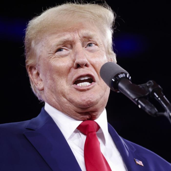 Nach FBI-Razzia in Florida: Hat ausgerechnet ER Trump verraten?