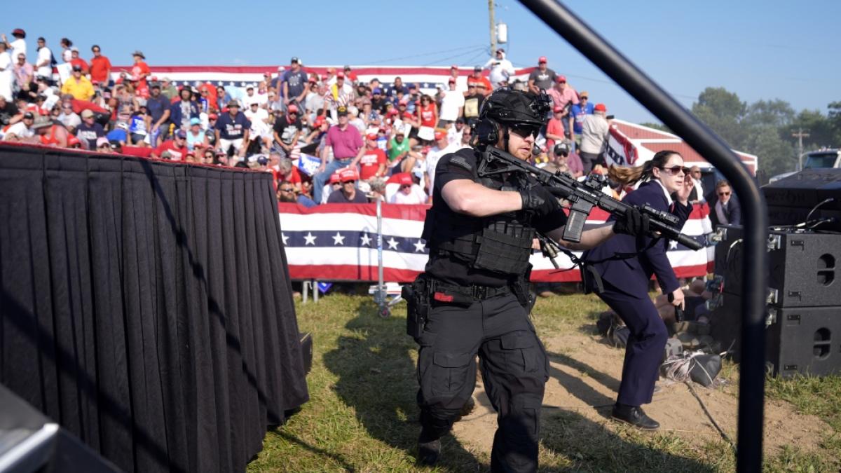 Agenten des US-Geheimdienstes Secret Service sch&uuml;tzen den republikanischen Pr&auml;sidentschaftsbewerber und ehemaligen US-Pr&auml;sidenten Donald Trump auf der B&uuml;hne bei einer Wahlkampfveranstaltung in Butler, Pennsylvania. (Foto)