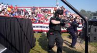 Agenten des US-Geheimdienstes Secret Service schützen den republikanischen Präsidentschaftsbewerber und ehemaligen US-Präsidenten Donald Trump auf der Bühne bei einer Wahlkampfveranstaltung in Butler, Pennsylvania.