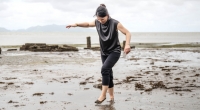 Annalena Baerbock mit blanken Füßen am Strand von Togoru auf Fidschi.
