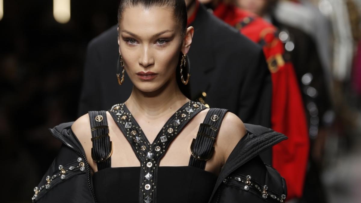 Bella Hadid taucht im Netz ins k&uuml;hle Nass ab. (Foto)