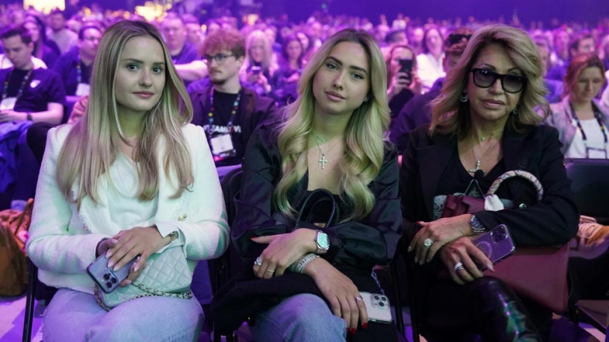 Sie werden im Netz stark kritisiert: Carmen Geiss (ganz rechts) und ihre beiden T&ouml;chter Davina (ganz links) und Shania (Mitte). (Foto)