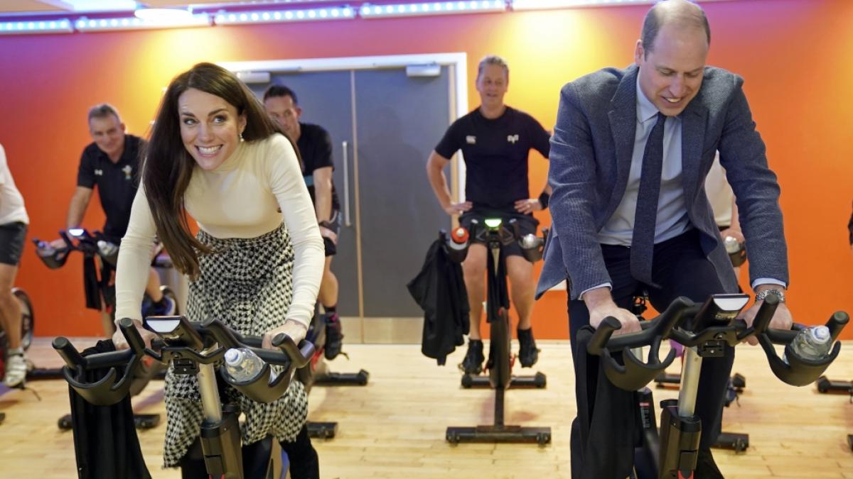 Gegen seine Gattin hat Prinz William einfach keine Chance: Prinzessin Kate siegte im Wettradeln trotz hoher Abs&auml;tze mit Leichtigkeit. (Foto)