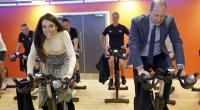 Gegen seine Gattin hat Prinz William einfach keine Chance: Prinzessin Kate siegte im Wettradeln trotz hoher Absätze mit Leichtigkeit.