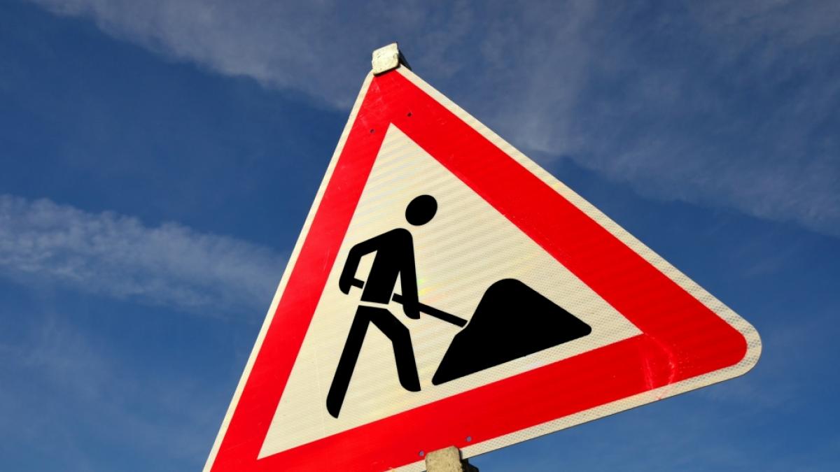 Dieses Schild verhei&szlig;t oft nichts Gutes, zumindest f&uuml;r die Autofahrer, die den Streckenabschnitt passieren m&uuml;ssen: enge Stra&szlig;en und Absperrungen infolge von Stra&szlig;enbauarbeiten. (Symbolbild) (Foto)