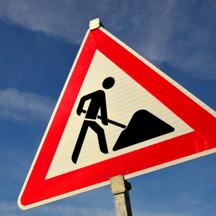Dieses Schild verheißt oft nichts Gutes, zumindest für die Autofahrer, die den Streckenabschnitt passieren müssen: enge Straßen und Absperrungen infolge von Straßenbauarbeiten. (Symbolbild)