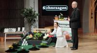 Nadine Sydow und Dr. Peter Rehders präsentieren ihr Produkt Schnexagon.