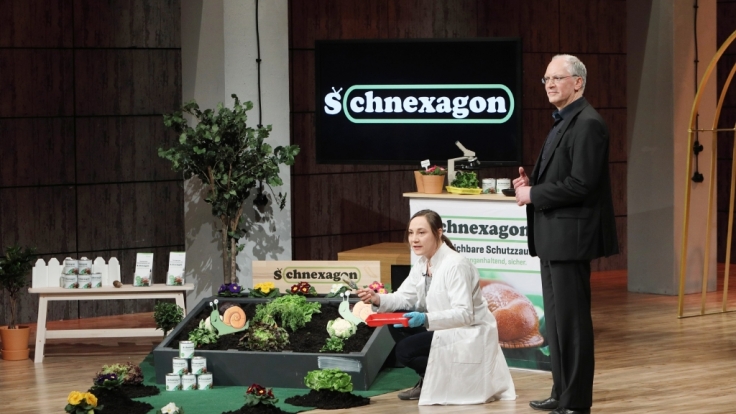 Nadine Sydow und Dr. Peter Rehders präsentieren ihr Produkt Schnexagon.