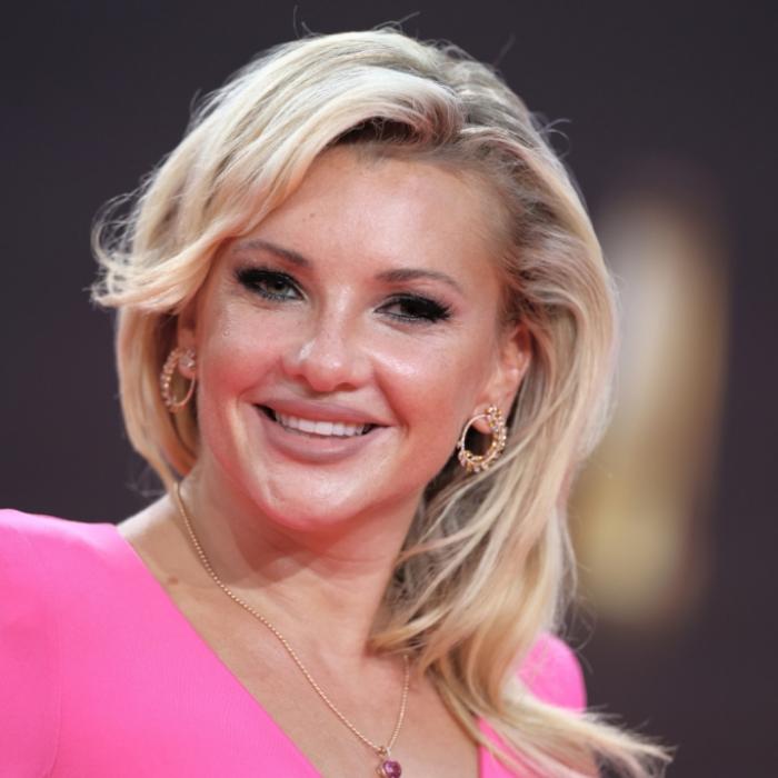 Hallöchen Popöchen! TV-Blondine gewährt 