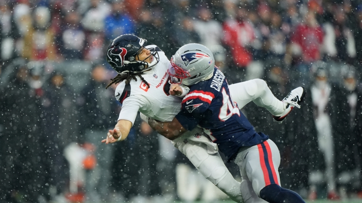 C.J. Stroud von den Houston Texans wird von dem Linebacker K'lavon Chaisson von den New England Patriots zu Boden gebracht, am 18.01.2026. (Symbolbild) (Foto)