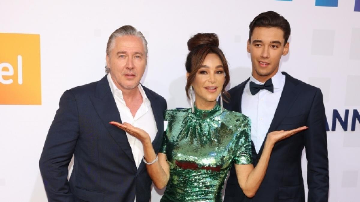 Verona Pooth trat mit Mann Franjo (l.) und Sohn San Diego bei der Bertelsmann Party 2023 in Berlin auf. (Foto)