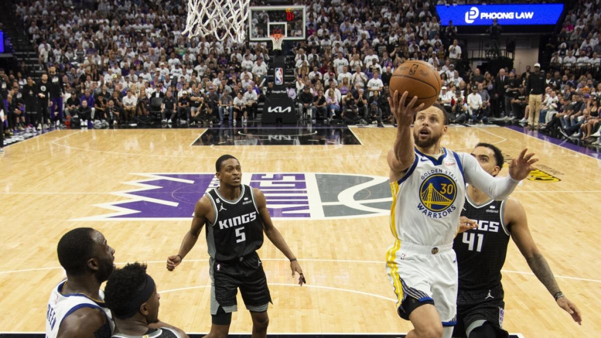 Stephen Curry (r) von den Golden State Warriors legt einen Korb, am 30.04.2023. (Symbolbild) (Foto)