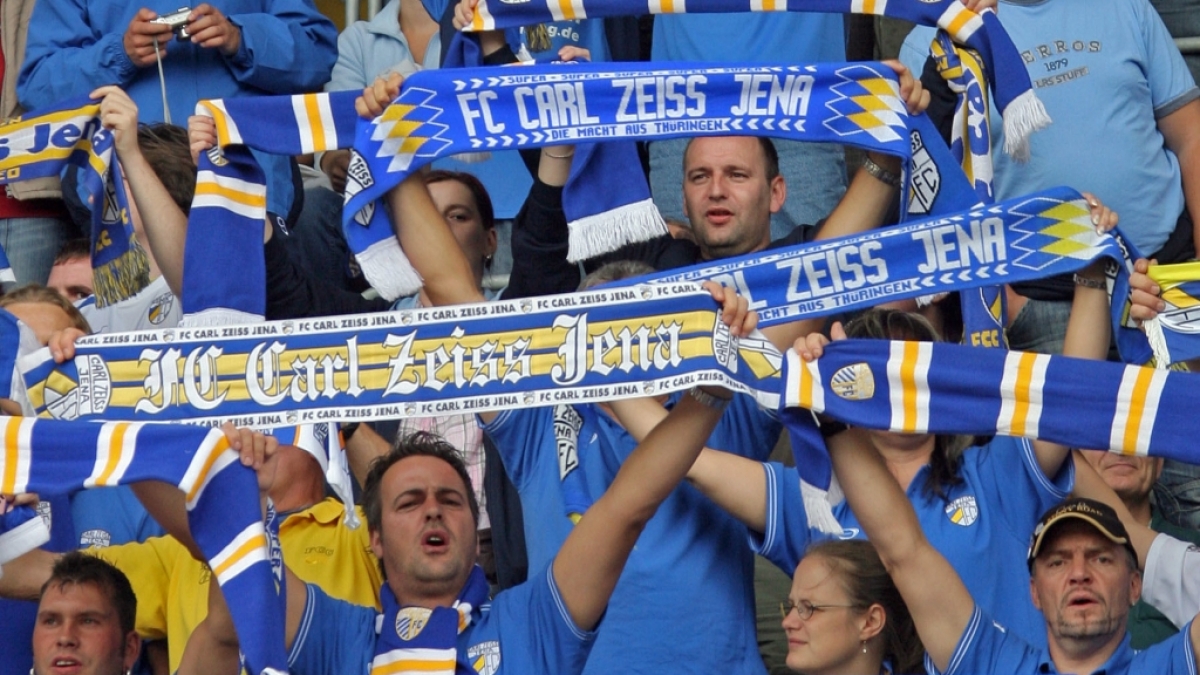 Mit den Schals in der Luft unterst&uuml;tzen die Fans vom FC Carl Zeiss Jena ihren Verein. (Symbolbild) (Foto)