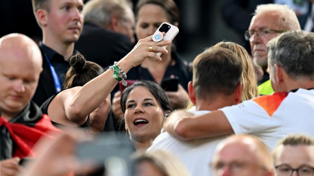 Annalena Baerbock beim Deutschland-Spiel gegen D&auml;nemark beim Achtelfinale der Fu&szlig;ball-EEM. (Foto)