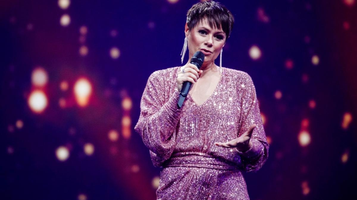 Francine Jordi moderiert w&auml;hrend einer TV-Aufzeichnung. (Foto)