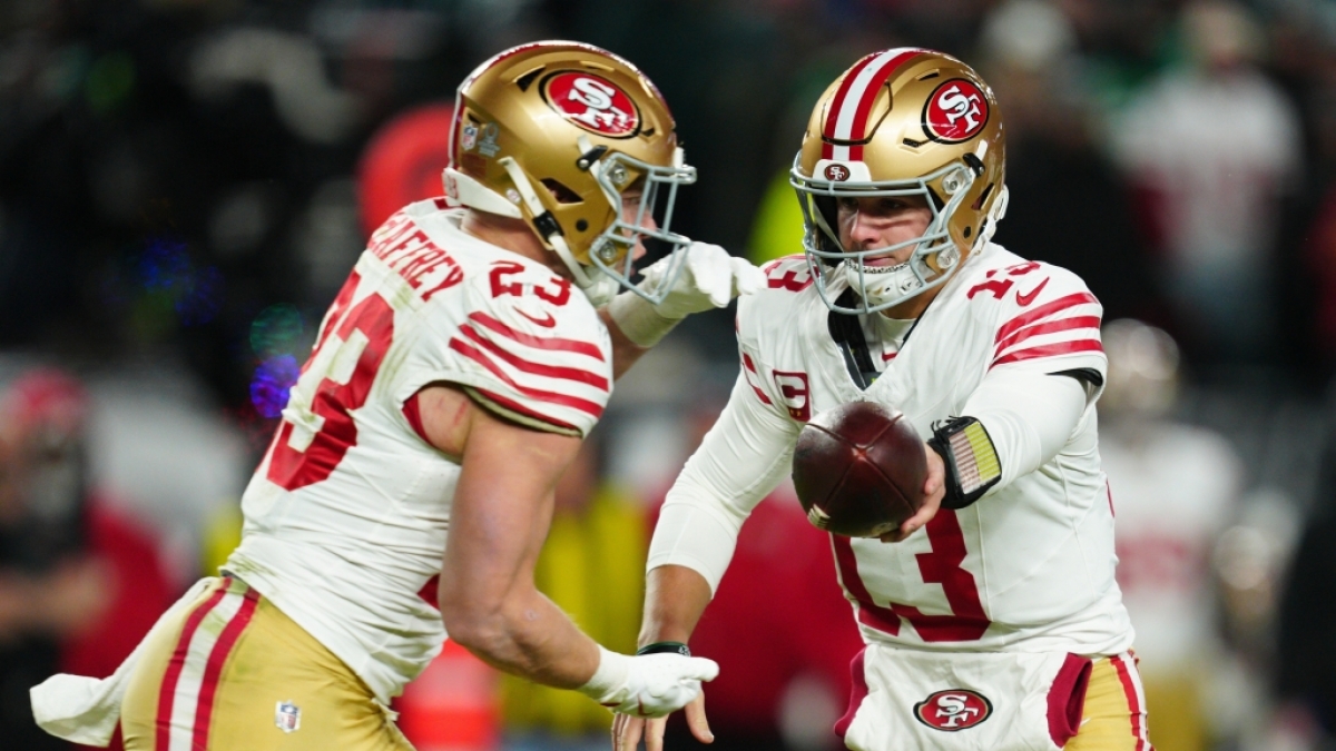 Brock Purdy von den San Francisco 49ers &uuml;bergibt den Ball an Christian McCaffrey, am 11.01.2026. (Symbolbild) (Foto)