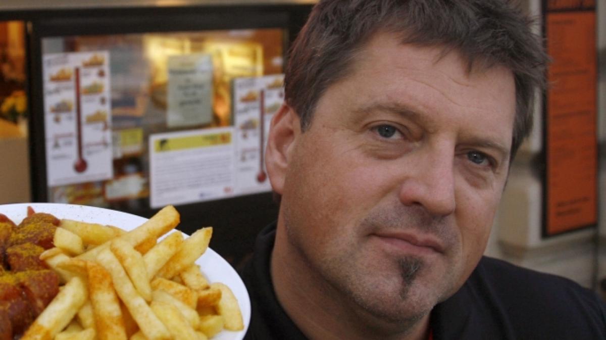 Olaf Bernhardt, Betreiber des kultigen Magdeburger Imbiss "Curry 54", ist im Alter von 60 Jahren verstorben. (Foto)
