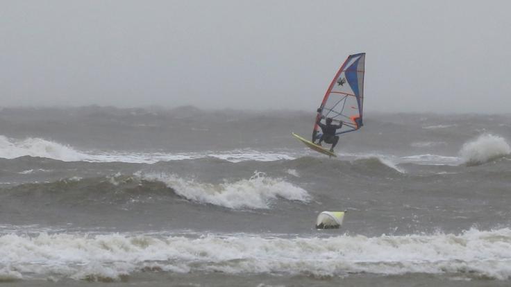 In der Nordsee kamen mindestens vier Surfer ums Leben.