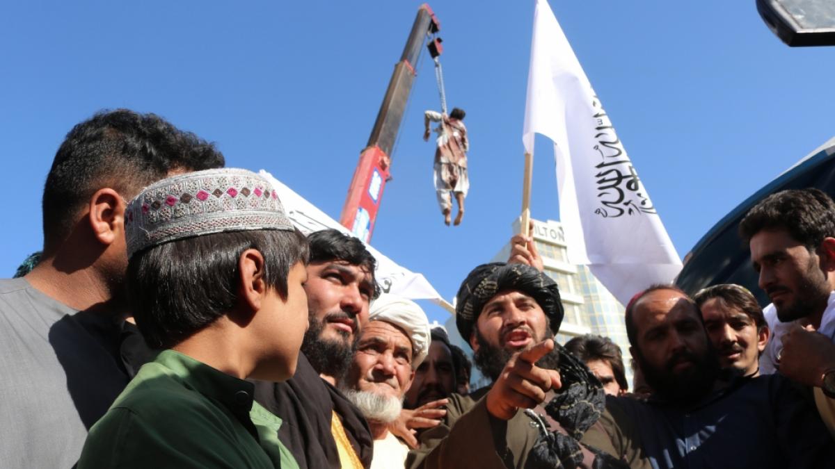 Eine Leiche h&auml;ngt an einem Kran auf dem Hauptplatz der Stadt Herat im Westen Afghanistans. Die Taliban haben die Leichen von Hingerichteten &ouml;ffentlich sichtbar aufgeh&auml;ngt, um Angst und Schrecken in der Bev&ouml;lkerung zu verbreiten. (Foto)