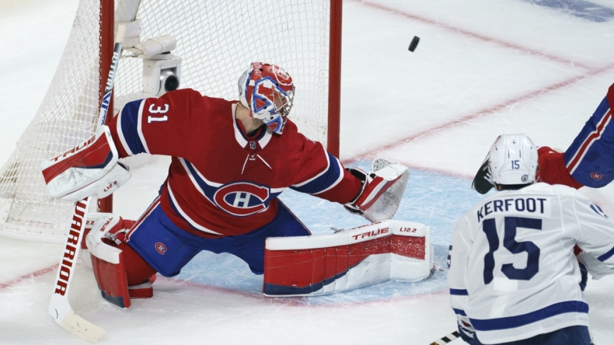 Eishockey: NHL, Montr&eacute;al Canadiens - Toronto Maple Leafs, Play-off-Runde, Achtelfinale, 4. Spieltag. Carey Price (l), Torwart der Montreal Canadiens, rettet gegen Alexander Kerfoot von den Toronto Maple Leafs. (Foto)