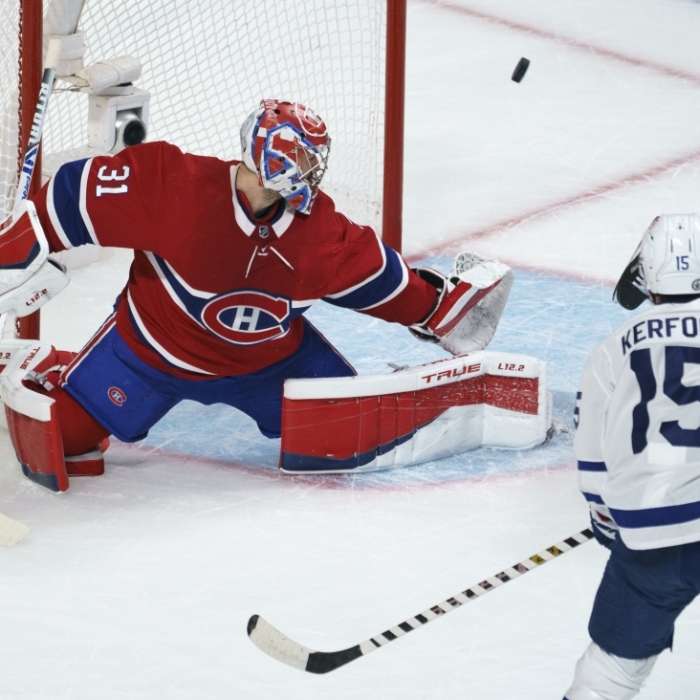 Eishockey: NHL, Montréal Canadiens - Toronto Maple Leafs, Play-off-Runde, Achtelfinale, 4. Spieltag. Carey Price (l), Torwart der Montreal Canadiens, rettet gegen Alexander Kerfoot von den Toronto Maple Leafs.