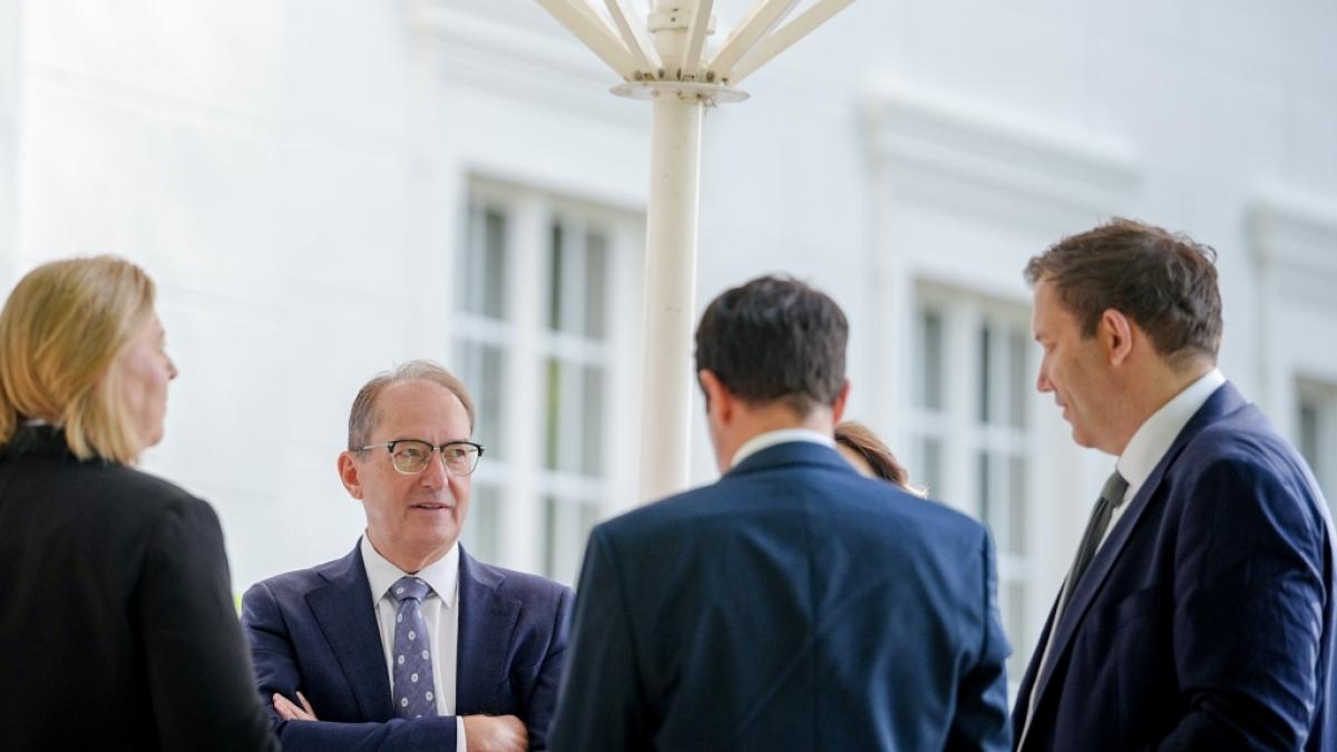 Arbeitsministerin B&auml;rbel Bas (SPD, l.), Innenminister Alexander Dobrindt (CSU, 2.v.l.) und SPD-Finanzminister Lars Klingbeil (r.) im August auf Schloss Neuhardenberg (Foto)