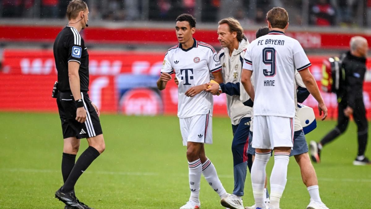 Bayern-Star Jamal Musiala (Mitte) musste nach einem weiteren Zusammenbruch beim Testspiel gegen Heidenheim den Platz vorzeitig verlassen. (Foto)