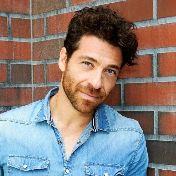 Dieser heiße Latin-Lover lässt den Abschiedsschmerz vergehen