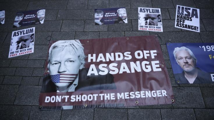Plakate mit dem Konterfei von Julian Assange: Der Wikileaks-Gründer ist in London von Metropolitan Police festgenommen worden.