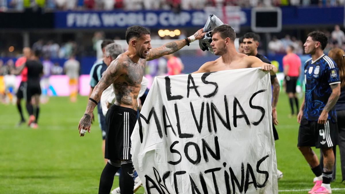 Mit diesem Plakat sorgte die argentinische Nationalmannschaft nach dem Halbfinale gegen England f&uuml;r einen WM-Eklat. (Foto)