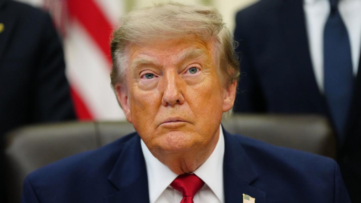 W&auml;hrend die dritte US-Angriffswelle endet und ein Tanker-Beschuss des Iran ein Todesopfer fordert, droht Donald Trump nun auch mit einem Schlag gegen die mysteri&ouml;se Atomanlage "Pickaxe Mountain". (Foto)