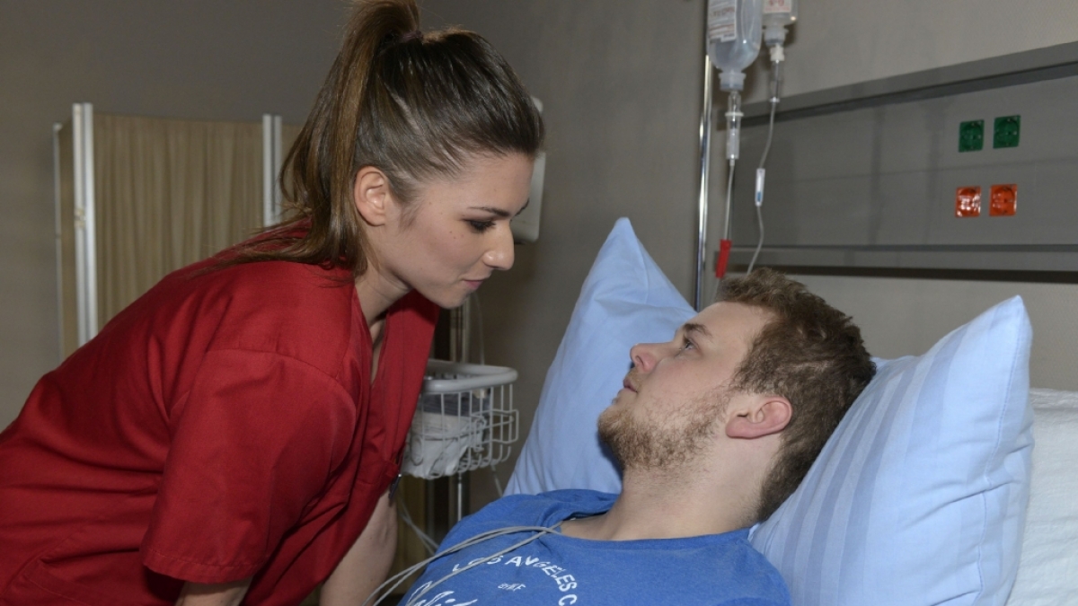 Azubi-Krankenschwester Lea (Susanna Okonowski) verdreht Jonas (Felix van Deventer) bei GZSZ den Kopf. (Foto)