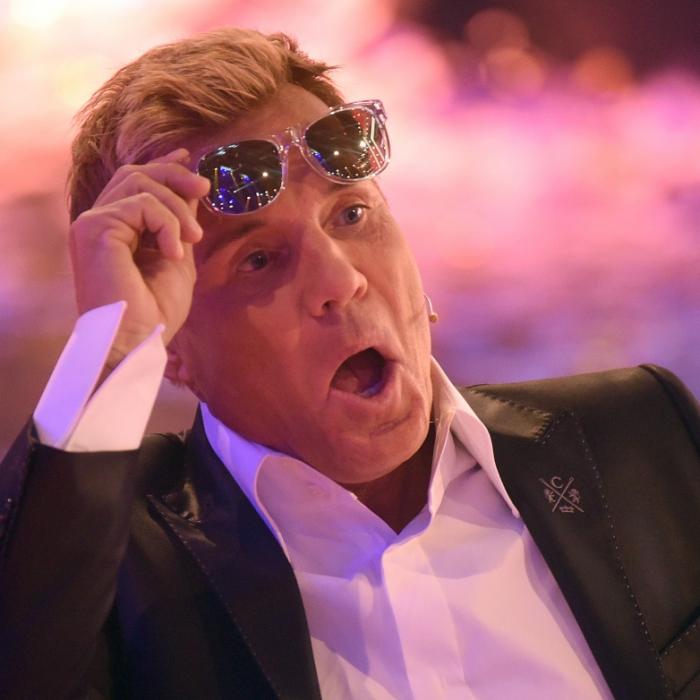 DIESE sexy Strandnixe bringt den DSDS-Chef zum Schwitzen