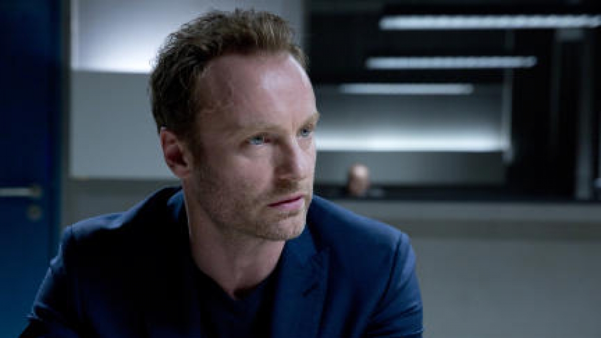 Kriminalhauptkommissar Robert Karow (Mark Waschke) w&auml;hrend eines Verh&ouml;rs beim Berliner Tatort "&Auml;tzend". (Foto)