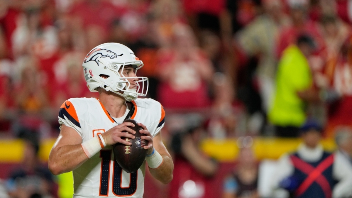 American Football, M&auml;nner: Profiliga NFL, Hauptrunde, Kansas City Chiefs - Denver Broncos. Bo Nix, Quarterback der Denver Broncos, in Aktion. (Foto)