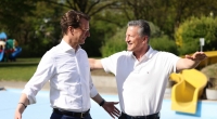 Der ehemalige Top-Schwimmer Christian Keller (r.), hier mit NRW-Ministerpräsident Hendrik Wüst (CDU), ist heute auch als TV-Experte tätig.