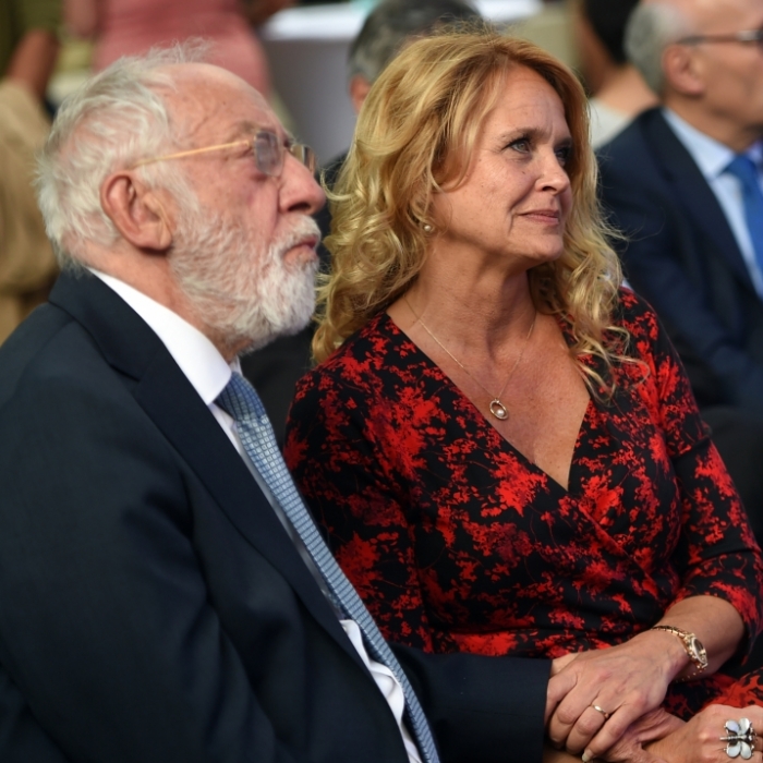 Wer ist die aktuelle Frau an der Seite des Slapsticks-Stars?