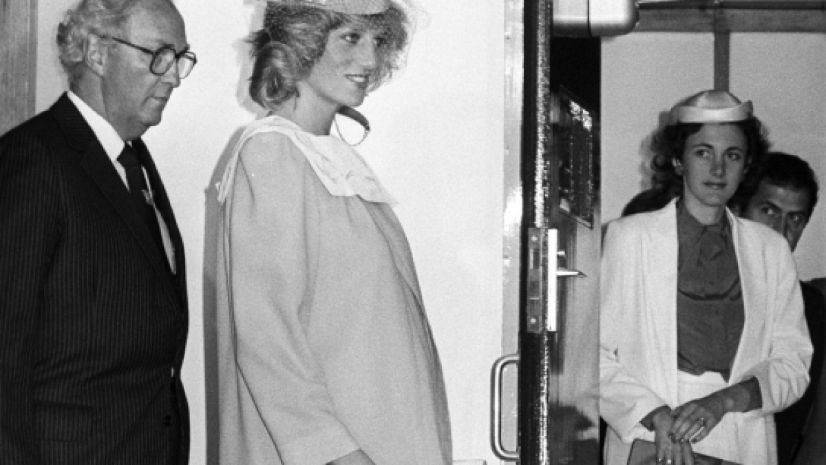 Prinzessin Diana, hier auf einem im Sommer 1984 aufgenommenen Foto w&auml;hrend ihrer Schwangerschaft mit Prinz Harry, ging ganz unbek&uuml;mmert samt gut erkennbarem Babybauch in die &Ouml;ffentlichkeit. (Foto)