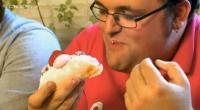 Ingo lässt sich zur Feier des Wiedersehens mit seiner Nadja einen «Erdbeerdöner» schmecken...