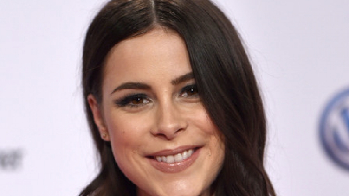 Lena Meyer-Landrut hat allen Grund zum Strahlen: Trotz Nacktfoto-Skandal ist die 25-J&auml;hrige gl&uuml;cklich liiert mit Basketballer und Unternehmer Max von Helldorff. (Foto)