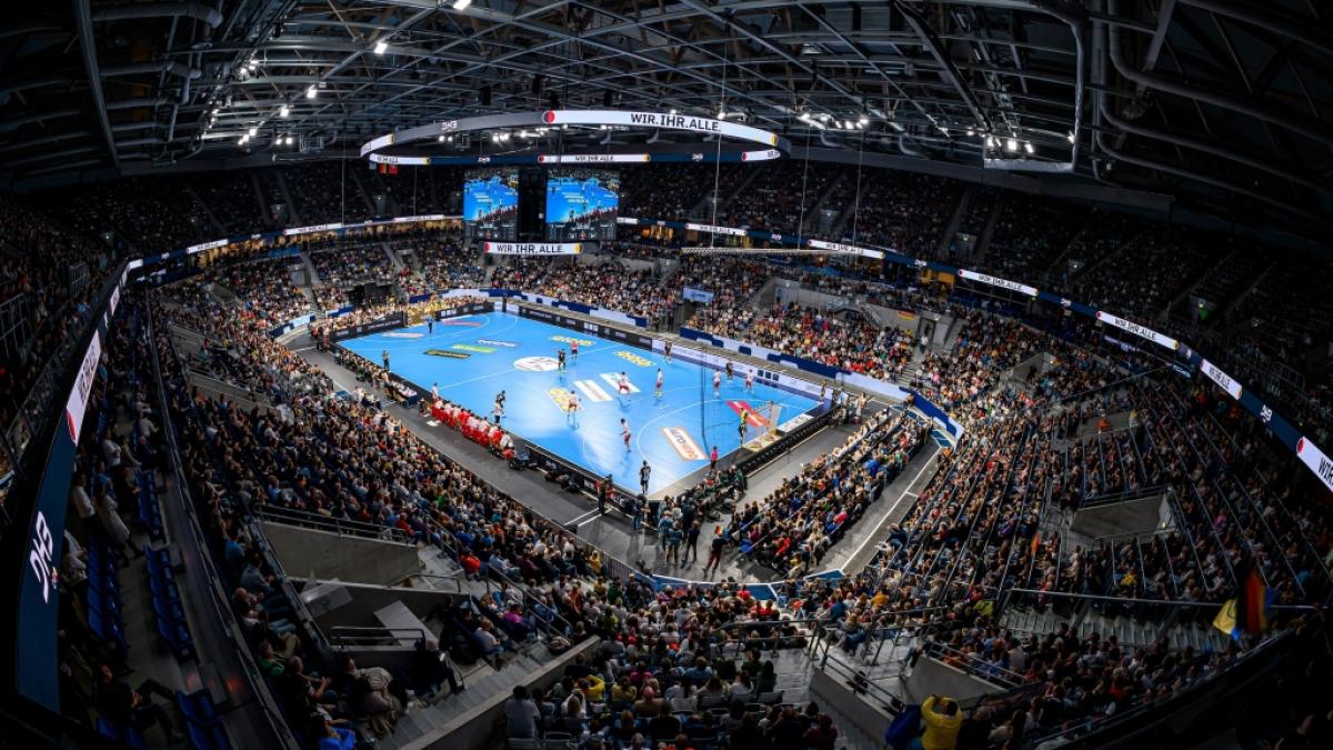Das DHB-Team bei einem Qualifikationsspiel zur Handball-EM in der SAP Arena (Archivbild). (Foto)