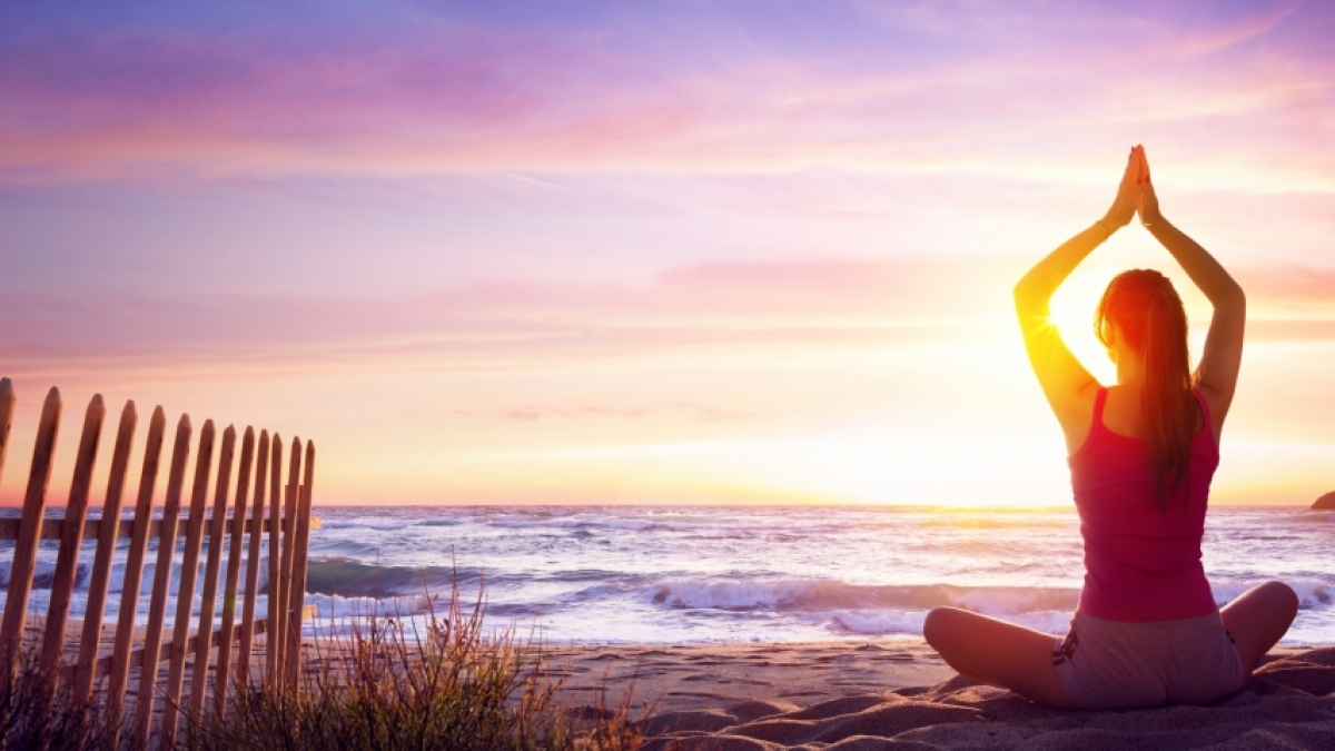 Yoga kann gegen viele Alltagsbeschwerden helfen. (Foto)