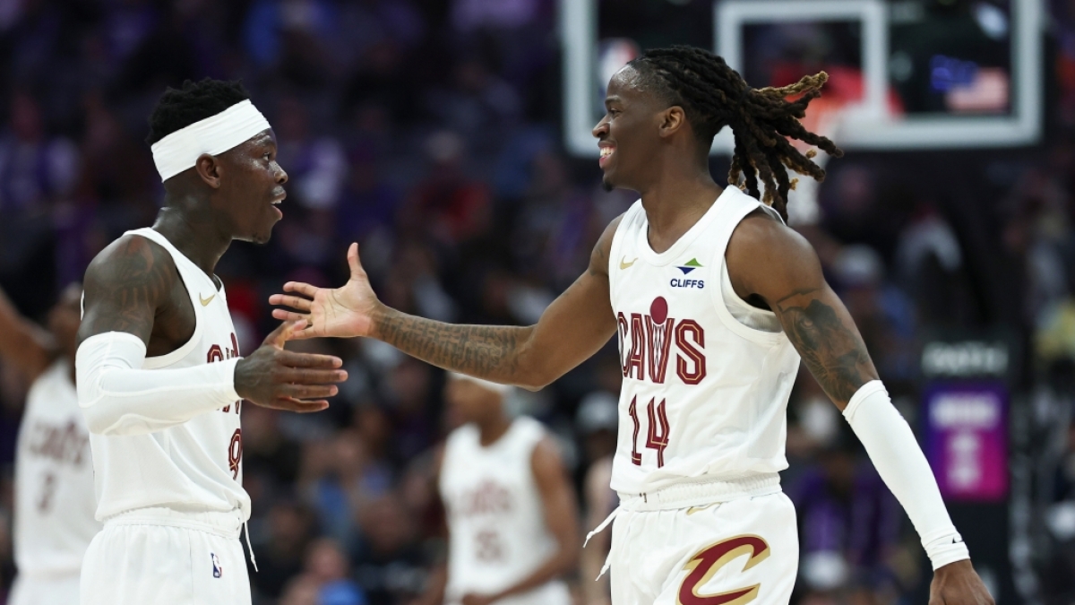 Dennis Schr&ouml;der und Keon Ellis von den Cleveland Cavaliers klatschen sich ab, am 07.02.2026. (Symbolbild) (Foto)