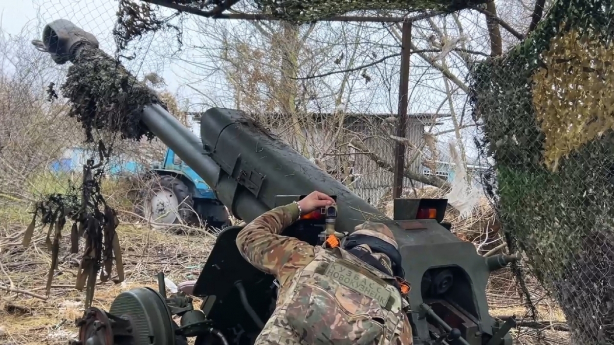 Ein russischer Soldat zielt mit einer D-30 Haubitze auf ukrainische Stellungen im Grenzgebiet der Region Kursk. (Foto)