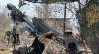 Ein russischer Soldat zielt mit einer D-30 Haubitze auf ukrainische Stellungen im Grenzgebiet der Region Kursk.